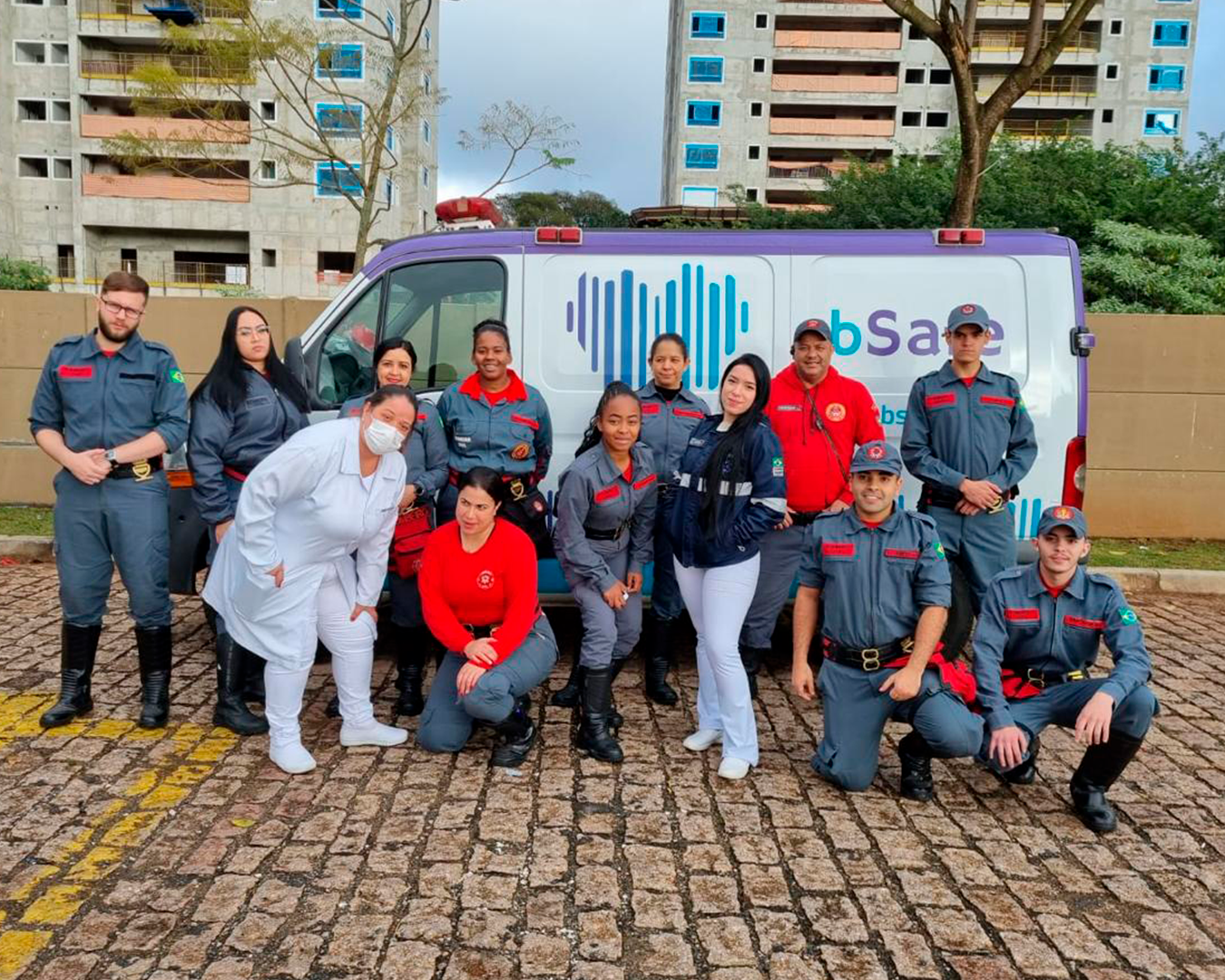 Médicos e bombeiros em evento